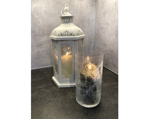 Dekorative Laterne und Windlicht mit brennenden Kerzen