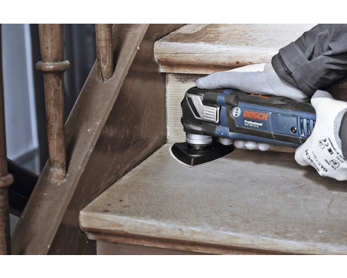 Multifunktionswerkzeug beim Bearbeiten einer Holztreppe