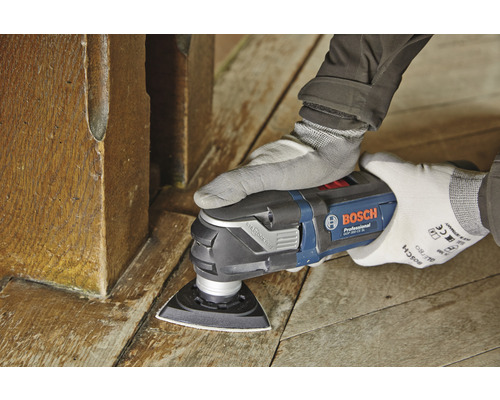 Multifunktionswerkzeug im Einsatz an Holzoberfläche