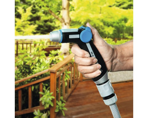 Hand hält Gartenschlauch Spritzpistole im Außenbereich.