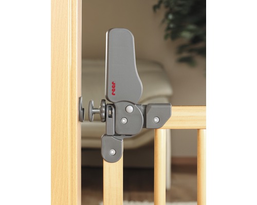 Reer Logo auf einem Treppenschutzgitter aus Holz