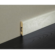 Sockelleiste aus Holz mit Dekorfolie an Wand und Holzboden