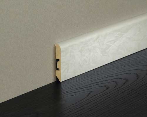 Sockelleiste aus Holz mit Dekorfolie an Wand und Holzboden