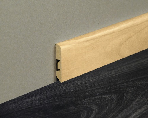 Sockelleiste aus Holz an einer Wand