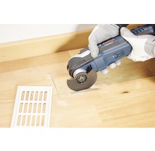 Bodenfräse im Einsatz zum Zuschneiden eines Holzbodens mit einem Lüftungsgitter