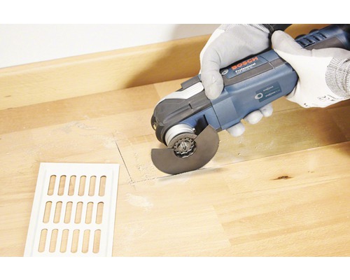 Bodenfräse im Einsatz zum Zuschneiden eines Holzbodens mit einem Lüftungsgitter