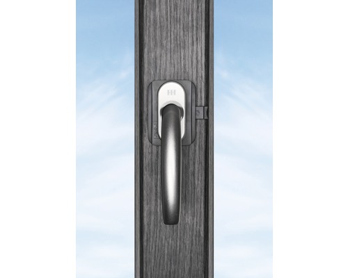 Fenstergriff an einem Holzfenster