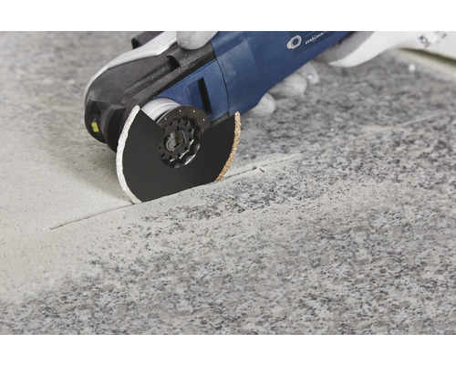 Multifunktionswerkzeug im Einsatz beim Schneiden von Fliesen