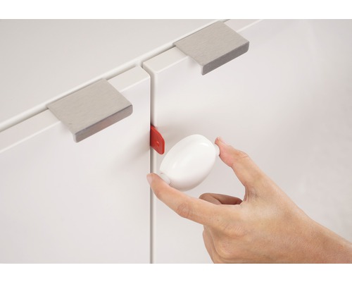 Kindersicherung an einem Schrank wird befestigt