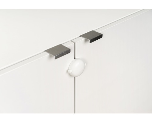 Schranktüren mit Griffen und Kindersicherung