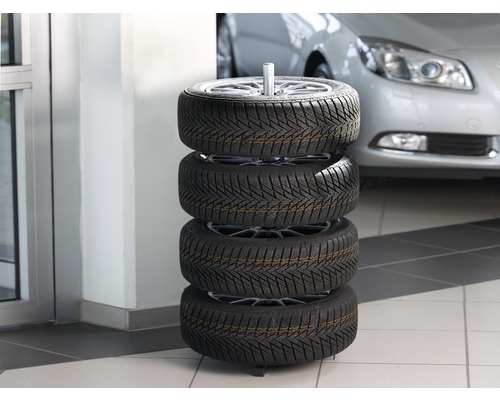 Reifenstapel mit vier Winterreifen und Felgen