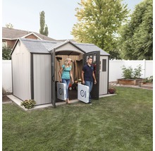 Gartenszene mit Gerätehaus, Mann und Frau tragen zusammenklappbaren Tisch