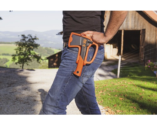 Eine Axt von For-Q, die an der Hose befestigt ist