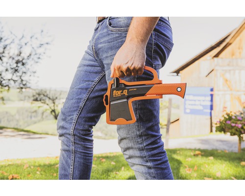 Person hält eine Axt der Marke For_q in der Hand.