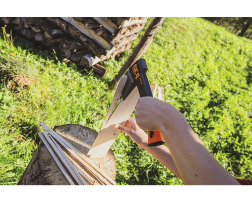 "Nahaufnahme einer Person, die mit einer Spaltaxt Holz spaltet