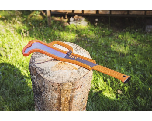 Fuchsschwanzsäge auf einem Holzscheit