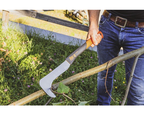 Person hält Hippe der Marke For-q zum Beschneiden von Ästen