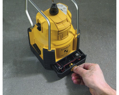 Stabila Laser LAPR 150 mit geöffnetem Batteriefach und Hand