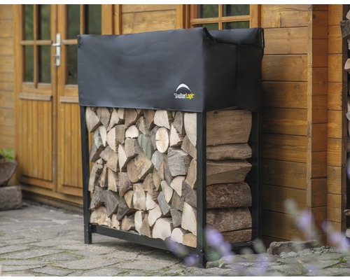 Holzlagerregal mit Abdeckung und gestapeltem Brennholz