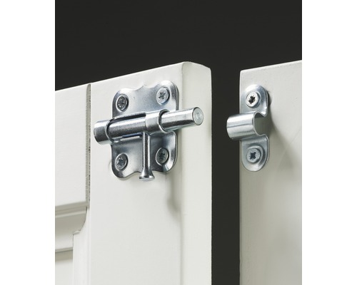 Türriegel aus Metall an einer Tür befestigt