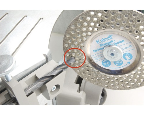 Schärfen eines Metallbohrers mit einer Schleifscheibe