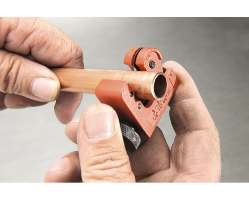 Rohrabschneider im Einsatz an einem Kupferrohr