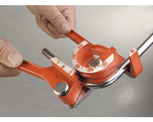 Rohrbiegegerät in Verwendung zum Biegen eines Metallrohrs.