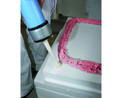 Anwendung von Montagekleber mit einer Kartuschenpistole auf einer Platte.