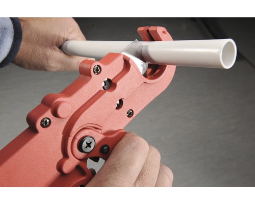 Rohrschneider schneidet ein Rohr.