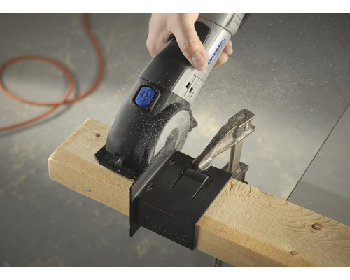 Dremel Logo. Handwerker sägt Holz mit einer Dremel Kreissäge.