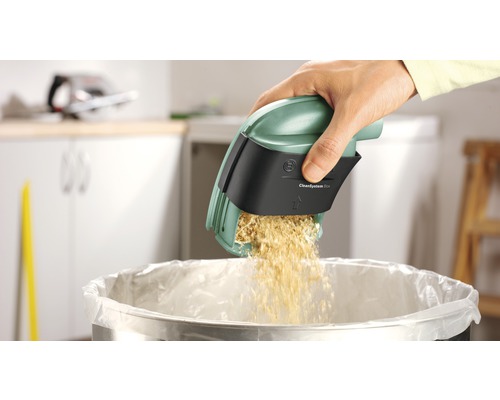 Hand entleert Bosch CleanSystem Box in Mülleimer