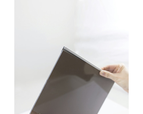 Rückwand Abschlussprofil für Decodesign gerade schwarz Länge 210 cm Person hält eine Aluminium Verbundplatte.
