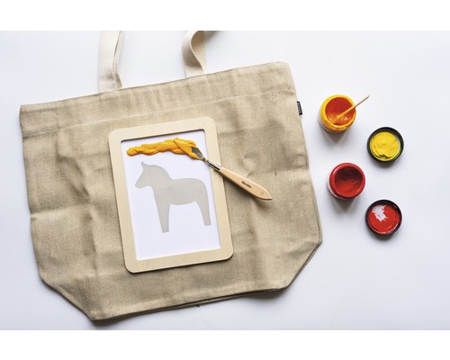 Stofftasche mit Farbtöpfen und Schablone für Textilgestaltung