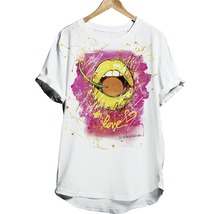 T-Shirt mit Mund- und Kirschdesign auf einem Kleiderbügel