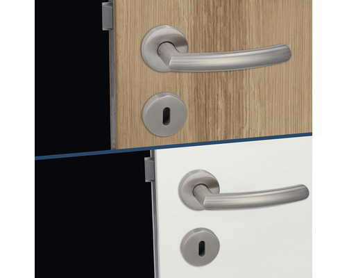 Türbeschlag mit Türdrücker und Schlüsselrosette an zwei Türen mit unterschiedlicher Oberfläche