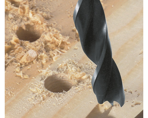 Bohrer beim Bohren eines Lochs in Holz