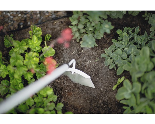 Hacke zur Bodenbearbeitung im Garten zwischen Pflanzen