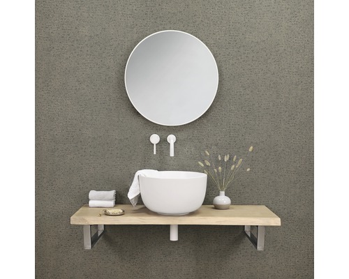 Badezimmer mit rundem Spiegel, Aufsatzwaschbecken, Handtüchern und Holzarbeitsplatte