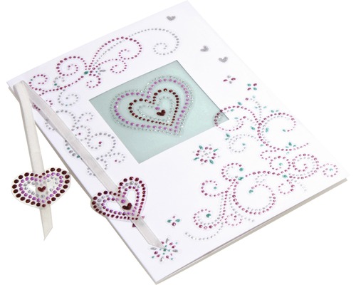 Verziertes Fotoalbum mit Strasssteinen und Herzanhängern