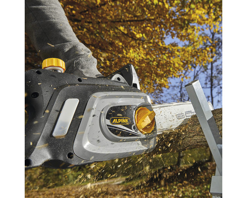 Alpina Kettensäge beim Sägen eines Baumstamms im Außenbereich