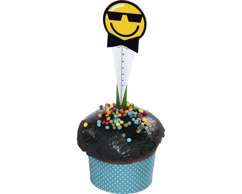 Muffin mit Emoji Tortenstecker und bunten Streuseln