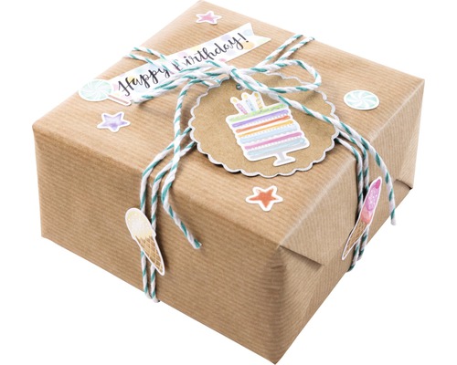 Verpacktes Geschenk mit Geburtstagsthema, verziert mit Aufklebern und Etikett