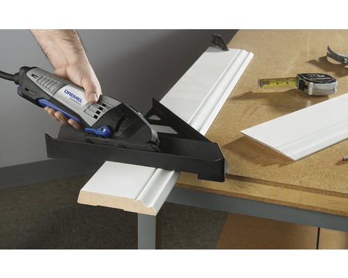 Dremel Multi-Max Trennsäge schneidet eine Fußleiste auf einem Werktisch