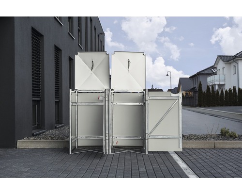 Aufgebauter mobiler Hochwasserschutz vor einem Gebäude.
