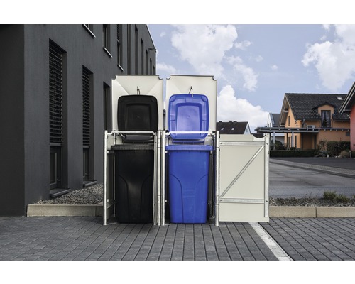 Mülltonnenboxen mit Mülltonnen vor einem Wohnhaus