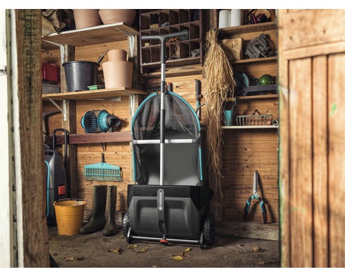 Gartenschuppen mit Gartengeräten und Gardena Logo Laub- und Grassammler