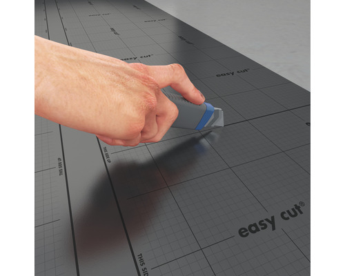 Zuschneiden einer Dämmunterlage mit einem Cuttermesser