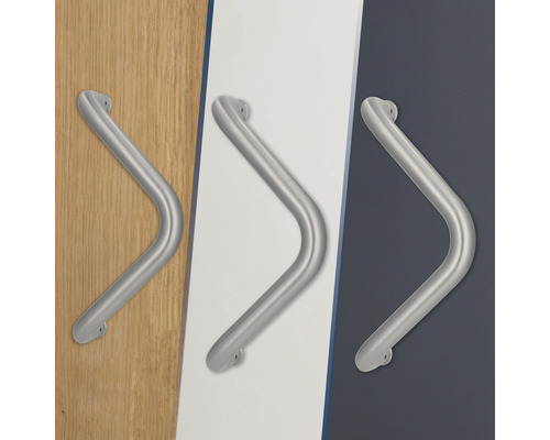 Drei gebogene Türgriffe aus Metall sind an drei unterschiedlich farbigen Türen befestigt.