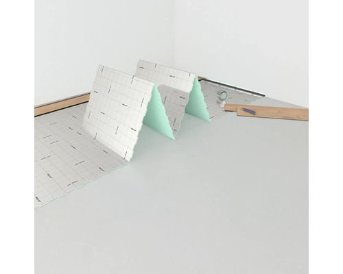 Verlegung von Dämmunterlage im Raum.