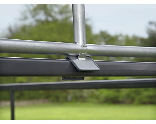 Detailansicht einer Metallkonstruktion mit Verbindungselementen